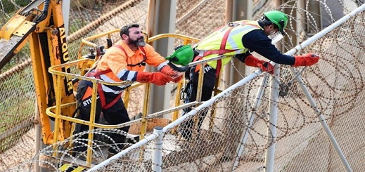 سلطات مليلية المحتلة تشرع في تركيب "أمشاط معدنية مقلوبة" على طول محيط السياج الحدودي