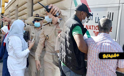 شاهدوا.. اعتقالات في صفوف محتجين ضد قرار إجبارية الحصول على جواز التلقيح