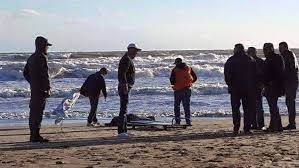 أمواج البحر تلفظ جثة رجل توفي في ظروف غامضة بشاطئ الحسيمة