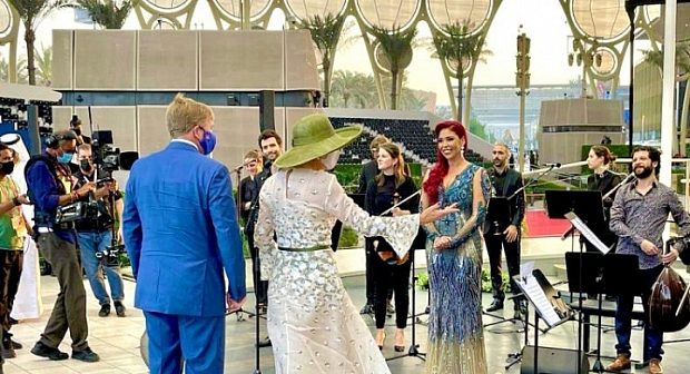 شاهدوا.. مغربية تبهر ملك هولندا وحرمه بأغنية عربية شهيرة