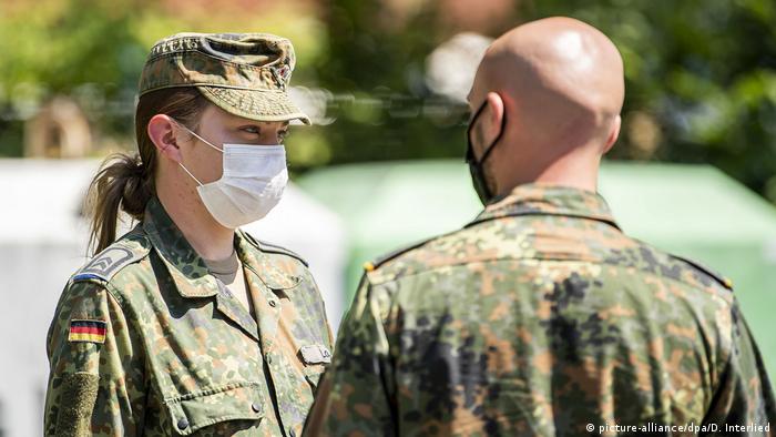 دولة أوروبية تستعين بالجيش لتلقيح المواطنين ومواجهة موجة رابعة من فيروس كورونا