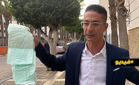فيديو ساخر.. زناي يوزع الحفاظات أمام المركب الثقافي ردا على قرار قطع الماء عن المؤسسة