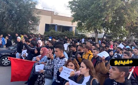 آلاف الطلبة يحتلون شوارع مدينة فاس احتجاجا على الحكومة