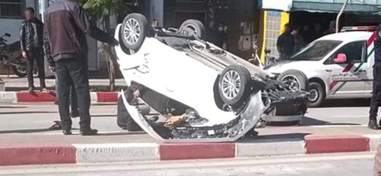 انقلاب سيارة وسط الطريق ببني بوعياش يخلف أضرارا مادية و اصابة واحدة