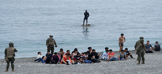 مهاجرون يمنيون يتسللون سباحة إلى سبتة المحتلة