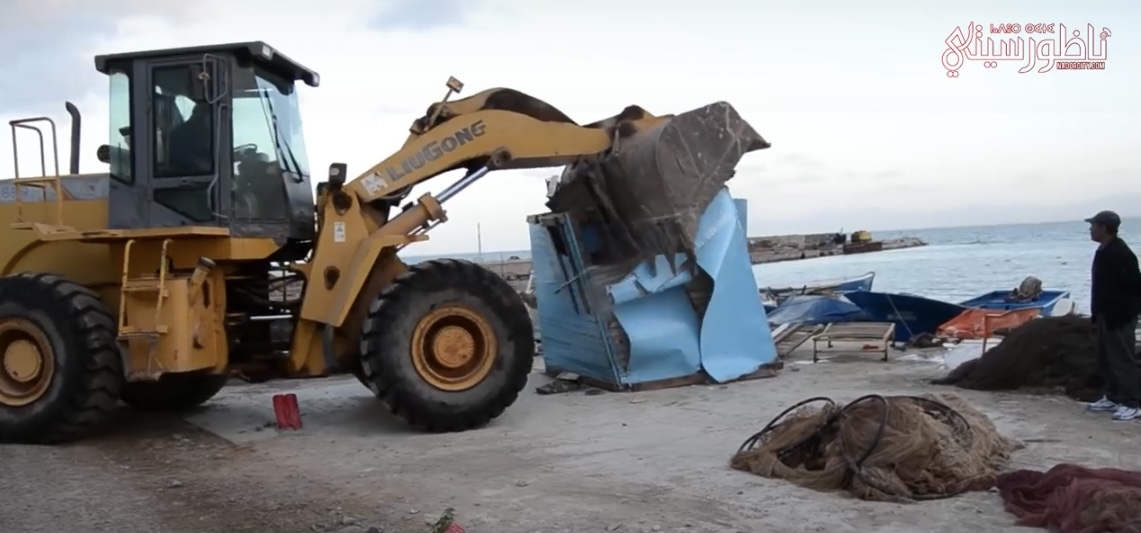 السلطة تهدم "كيوسكات" لتوسيع كورنيش الناظور
