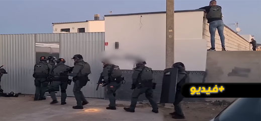مداهمة بوليسية على المباشر.. اعتقال 5 مهربين باسبانيا من بينهم مغاربة