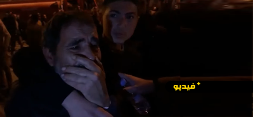 شاهدوا.. تاجر يبكي بحرقة أمام محله الذي اشتعلت فيه النيران بسوق المركب