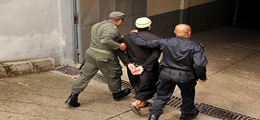 قطع جثة موظف بمحكمة الناظور بعد قتله وتخلص منها في الوادي.. هذه هوية الإرهابي الذي انتحر بسجن تولال  قطع جثة موظف بمحكمة الناظور بعد قتله وتخلص منها في الوادي.. هذه هوية الإرهابي الذي انتحر بسجن تولال