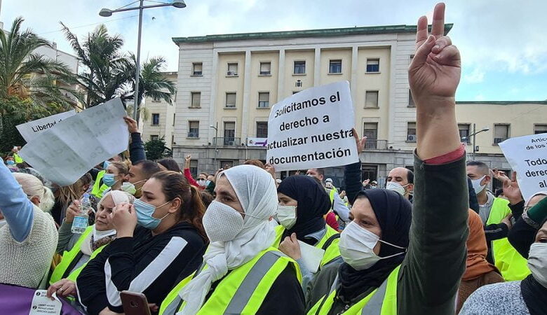 قرار تمديد إغلاق معابر مليلية وسبتة يخرج عشرات العمال للاحتجاج