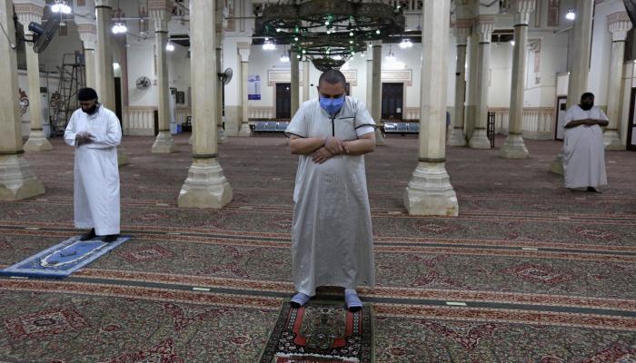 قطر تمنع المصلين غير الملقحين من دخول المساجد