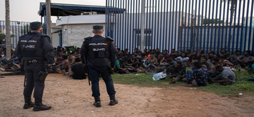 حريق بمركز إيواء المهاجرين يستنفر سلطات مليلية 