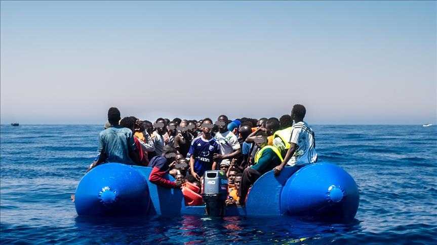 مهاجرون بعرض البحر في قارب مطاطي تنقدهم الألطاف الإلهية