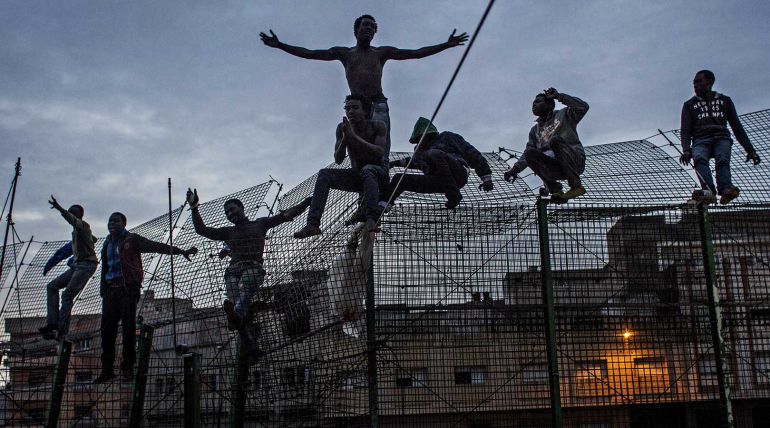 مهاجرون يقتحمون سياج مليلية والقوات المغربية تتدخل