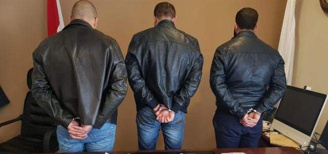 توقيف 3 أشخاص متهمين بسرقة وكالة بنكية