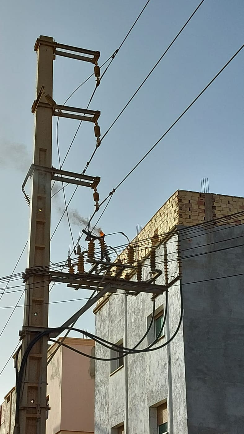 فيديو.. تماس  بعمود كهربائي بالناظور يثير هلعا وسط الساكنة