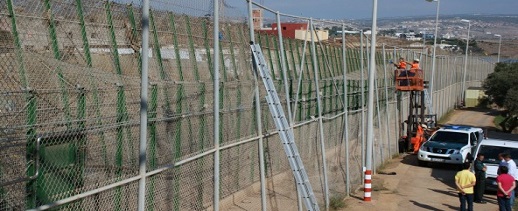 مغاربة يصلون إلى مليلية عبر سياج معبر بني انصار