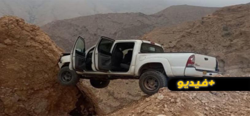 شاهدوا.. فيديو مثير لحادثة جعلت سيارة عالقة بين جبلين