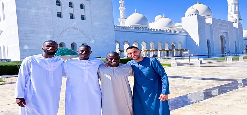 حكيم زياش ولاعبي "تشيلسي" يؤدون صلاة الجمعة بأبوظبي