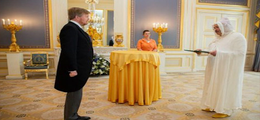 سفير المغرب بلاهاي يقدم أوراق اعتماده لعاهل هولندا سفير المغرب بلاهاي يقدم أوراق اعتماده لعاهل هولندا