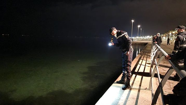 مباشر.. سائق "مجنون" يسقط بسيارته في بحيرة مارتشيكا 