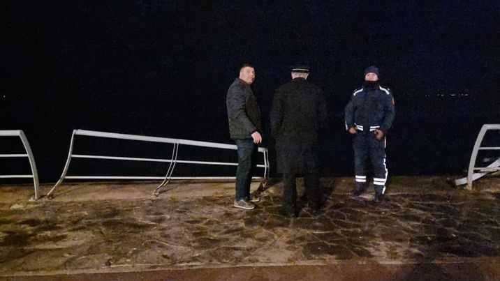 مباشر.. سائق "مجنون" يسقط بسيارته في بحيرة مارتشيكا 