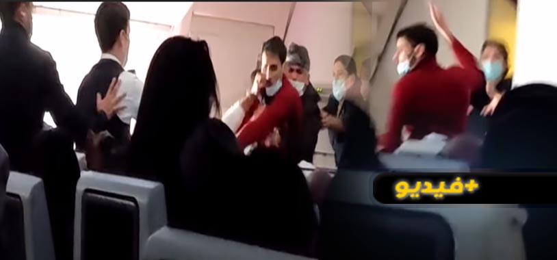 شاهدوا.. كانت قادمة إلى المغرب.. شاب يحاول فتح باب طائرة في الجو