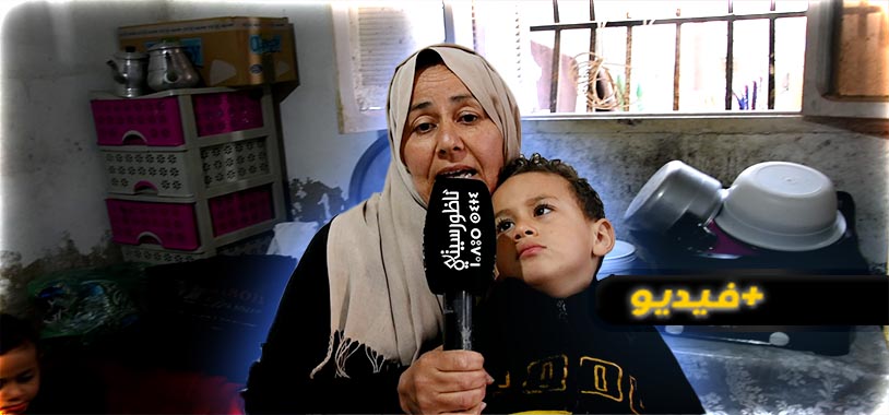 شاهدوا.. بكاء حارق لأم تتشتت أسرتها شيئا فشيئا في غياب مأوى يجمعها