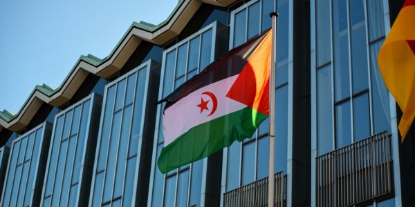 بعد الصلح معها.. ألمانيا ترفع علم البوليساريو احتفالا بذكرى تأسيس الجمهورية الوهمية للمرة الثانية 