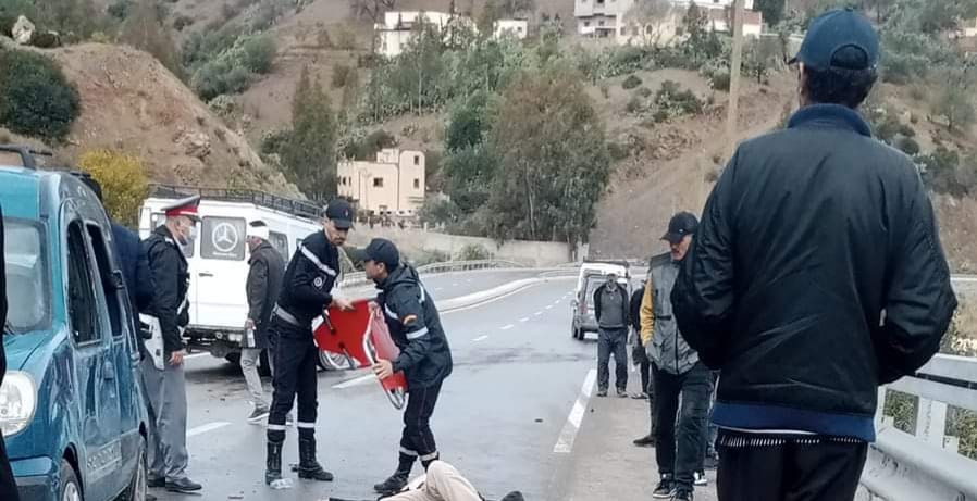 مصرع شخص وإصابة 10 آخرين بجروح.. سائق يدهس مواطنين كانوا يساعدون سيارة انقلبت في الطريق