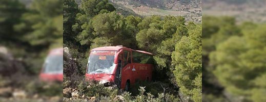 انقلاب حافلة لنقل المسافرين يودي بحياة شخص في حادثة سير خطيرة