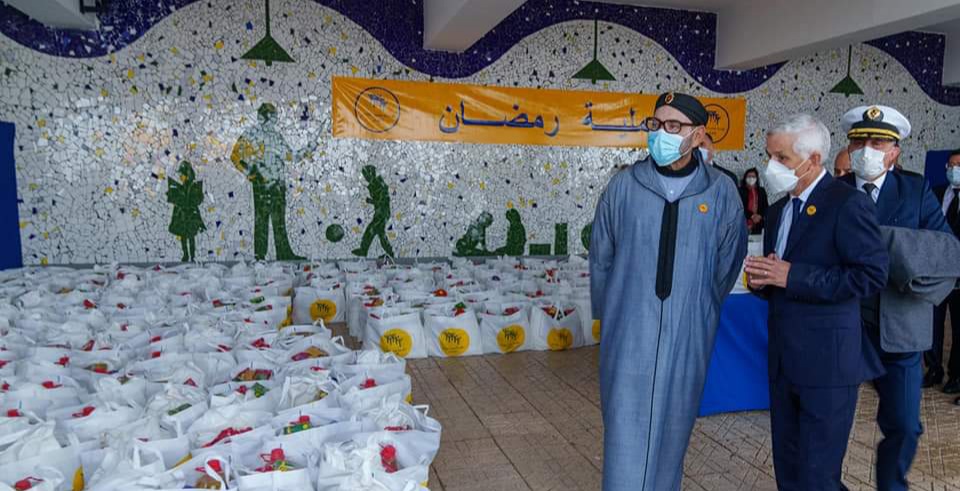 الملك محمد السادس يعطي إنطلاقة عملية توزيع المساعدات الغذائية على الفقراء والمعوزين