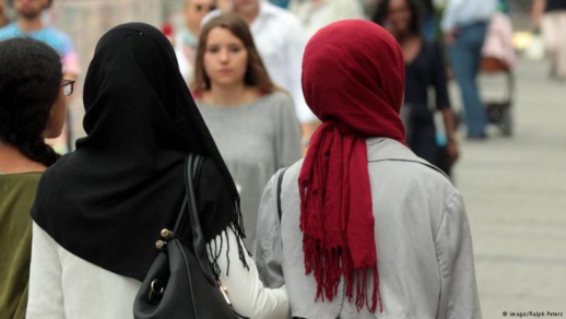 فرنسا.. مرشحة اليمين المتطرف تهدد بالمعاقبة على ارتداء الحجاب إذا فازت في الانتخابات الرئاسية
