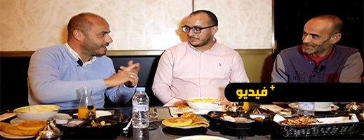 سليمان أزواغ يتناول وجبة الإفطار مع نادل في المقهى