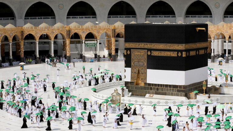 وزارة الحج والعمرة السعودية تمنع المعتمرين من التصوير وتدعو إلى التفرغ للعبادة