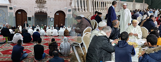 صور.. المصلون بمسجد إحفطلاين- عاريض يحيون ليلة القدر بأمسية روحانية