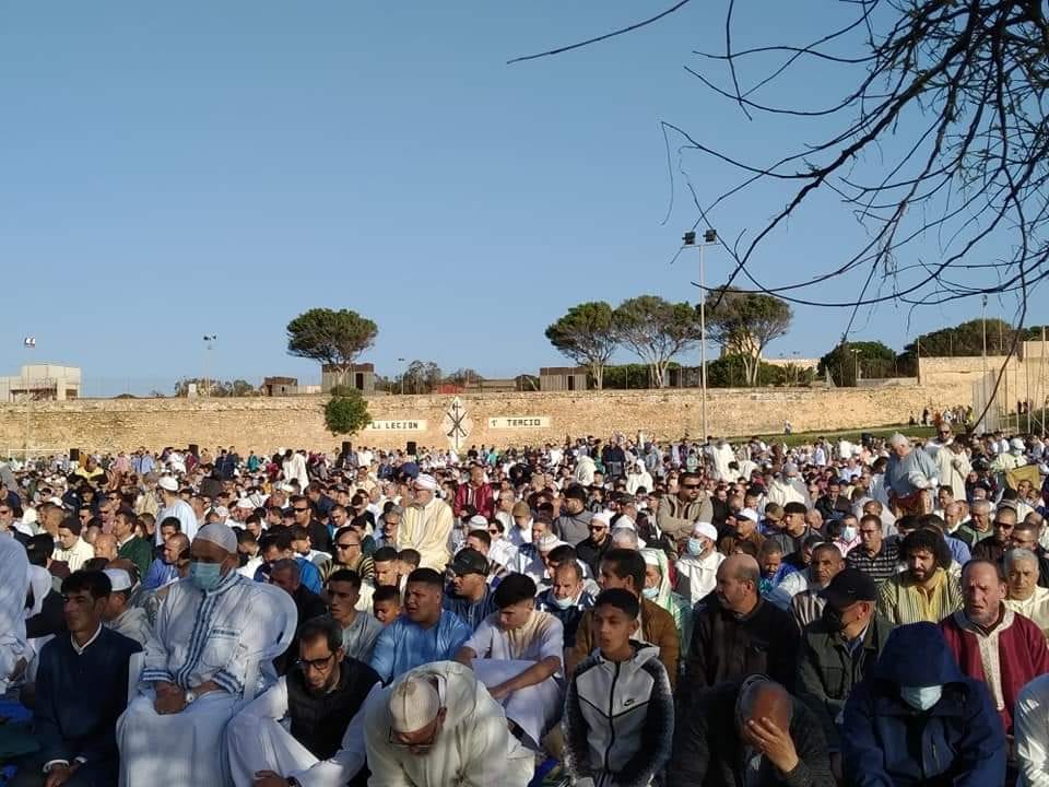 ساكنة مليلية المحتلة تؤدي صلاة عيد الفطر في أجواء روحانية وعائلية