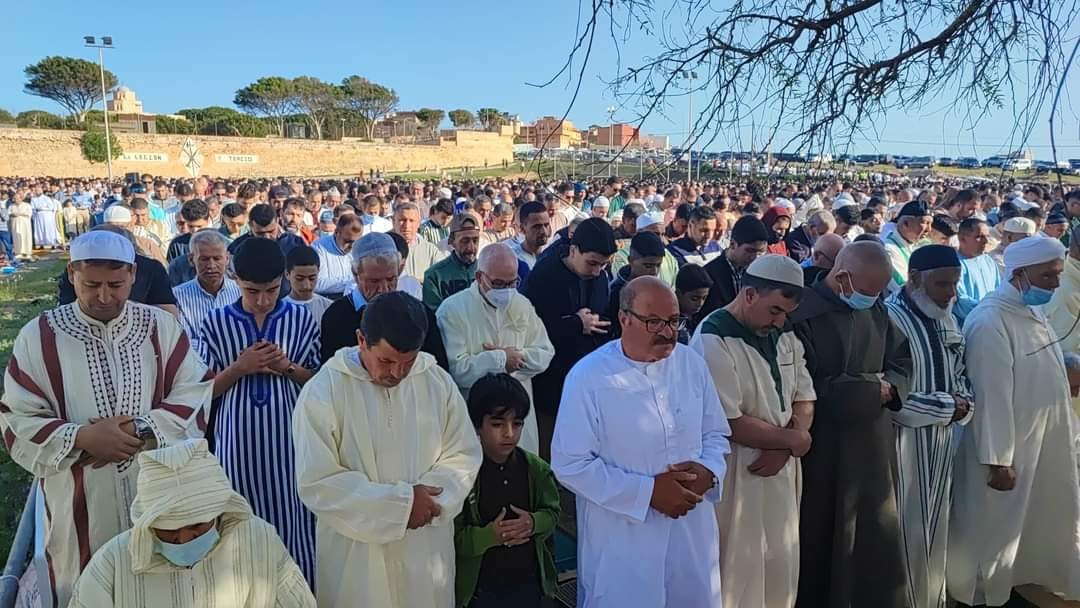 ساكنة مليلية المحتلة تؤدي صلاة عيد الفطر في أجواء روحانية وعائلية