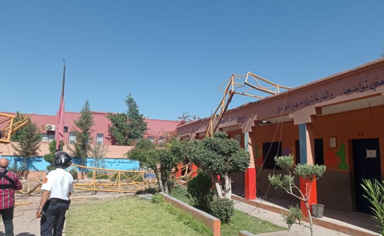 سقوط رافعة بناء وسط مدرسة يستنفر السلطات