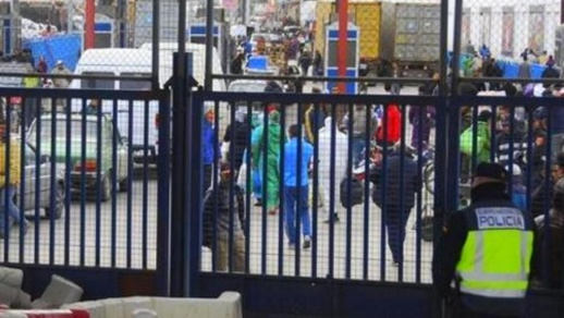 العمال المغاربة داخل مليلية وسبتة يهددون بالاحتجاج يوم فتح المعابر العمال المغاربة داخل مليلية وسبتة يهددون بالاحتجاج يوم فتح المعابر