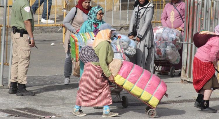 السلطات تخير ممتهنات التهريب بين تعشير السلع أو الحجز