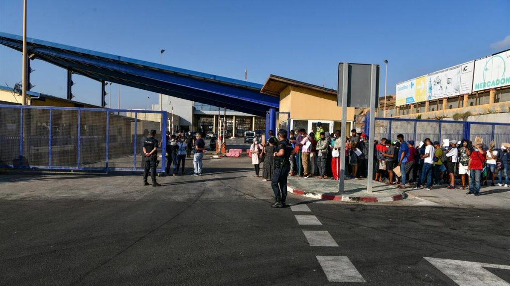 عاملات بالثغر المحتل يخرجن للإحتجاج أمام المعبر الحدودي