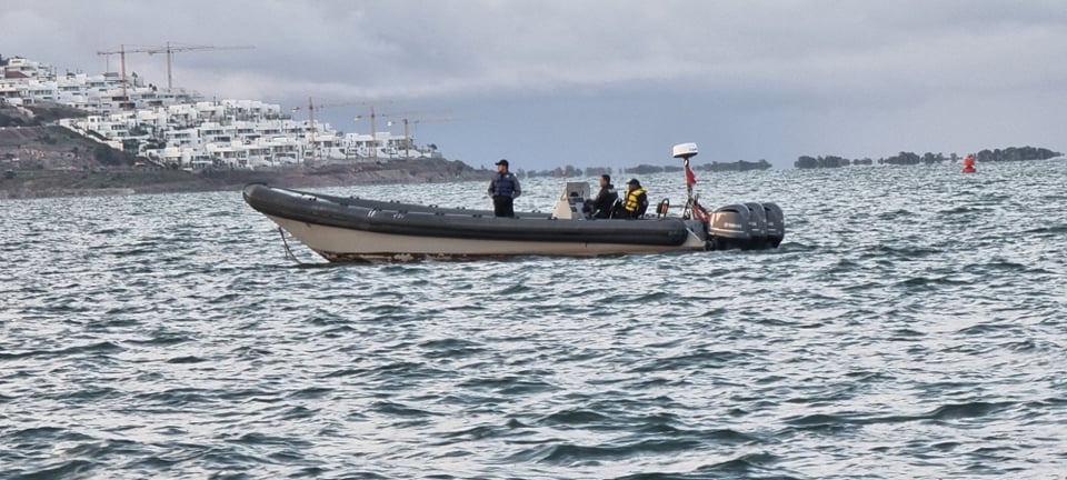 البحرية تنقذ 16 مهاجرا سريا تاهوا في شاطئ أركمان