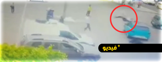 شاهدوا.. سائق سيارة أجرة يدهس زميله أمام الكاميرا بسبب زبون