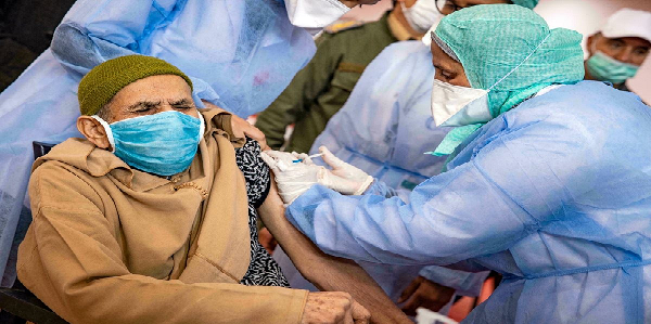 بعد تزايد إصابات كورونا إطار طبي مغربي يدعو المسنين إلى تلقي الجرعة الرابعة