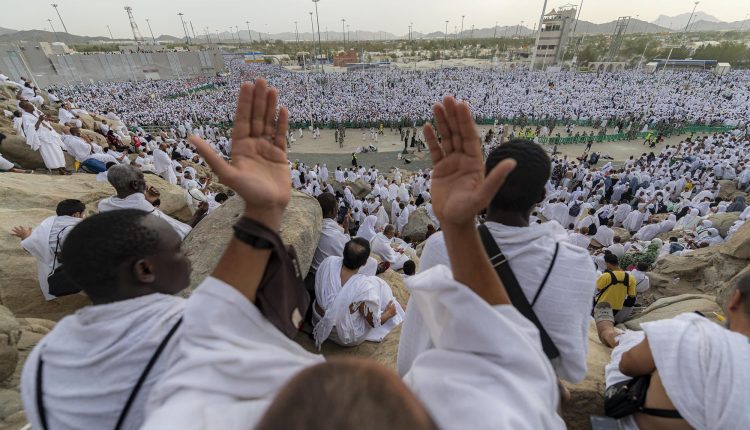 ضيوف الرحمن ينفرون من مزدلفة إلى منى في أول أيام عيد الأضحى ضيوف الرحمن ينفرون من مزدلفة إلى منى في أول أيام عيد الأضحى