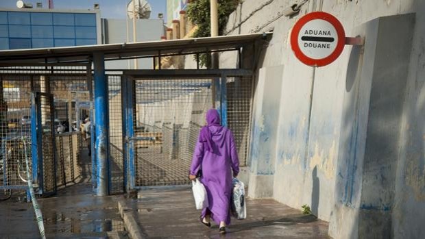تجار مليلية يدعون إلى السماح للمغاربة بدخول المدينة للتبضع بدون شرط الفيزا