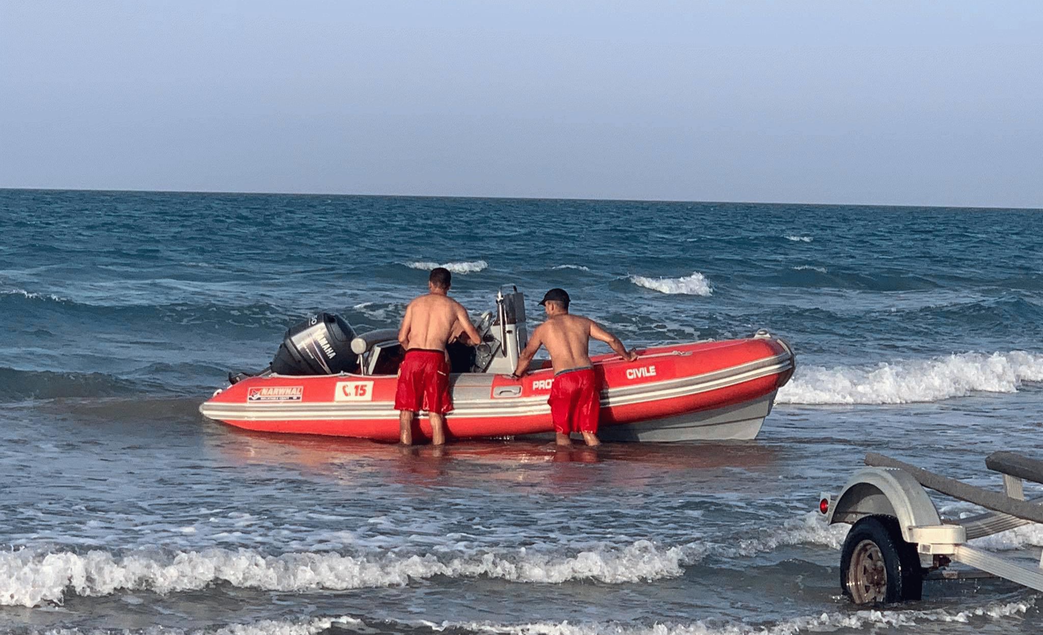 أحدهما طفلة.. وفاة شخصين غرقا بشاطئ قابوياوا