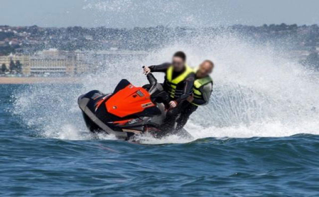 اختفاء 4 شبان بعدما قرروا الهجرة من شاطئ أركمان على متن دراجة "جيتسكي" اختفاء 4 شبان بعدما قرروا الهجرة من شاطئ أركمان على متن دراجة "جيتسكي"