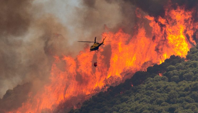سلطات اسبانيا تكافح حريق غابات ضخم تؤججه الرياح جنوب شرق البلاد